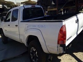 2008 TOYOTA TACOMA WHITE SR5 CREW CAB 4.0 AT 2WD.  Z24863